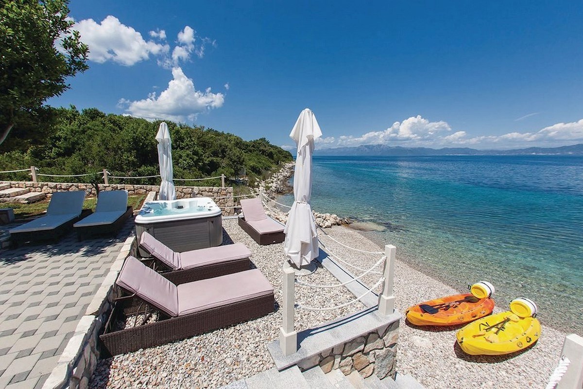 Moderna villa per vacanze in una posizione esclusiva direttamente sul mare