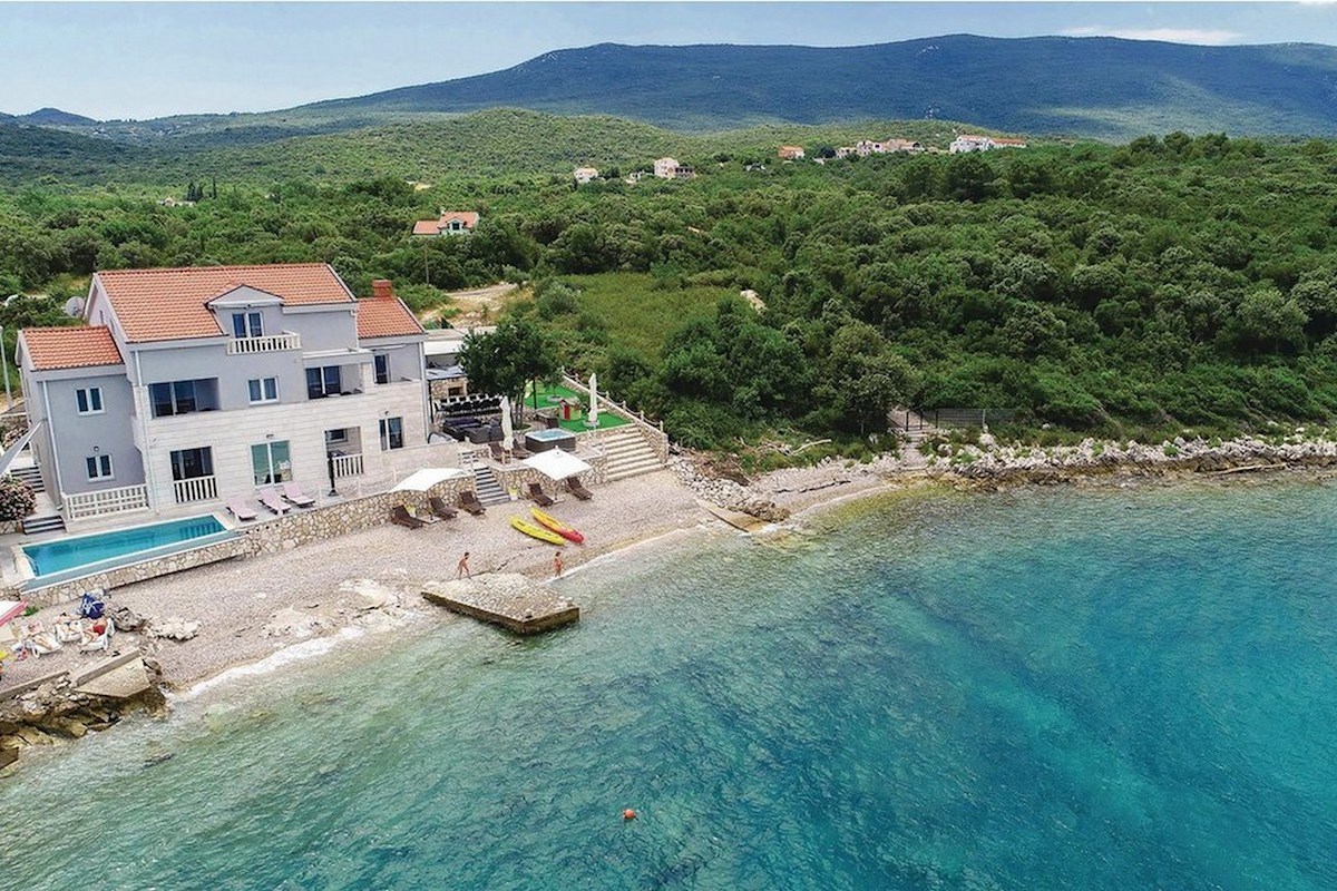 Moderna villa per vacanze in una posizione esclusiva direttamente sul mare