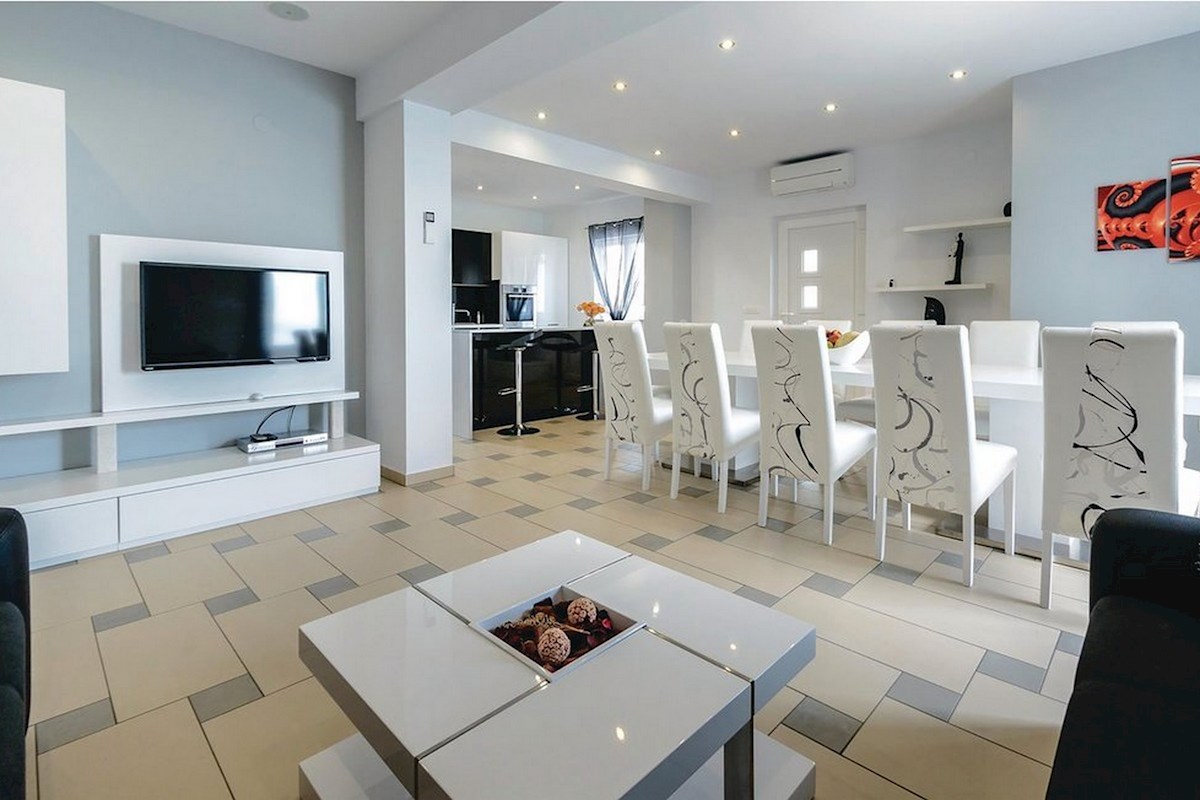 Moderna villa per vacanze in una posizione esclusiva direttamente sul mare