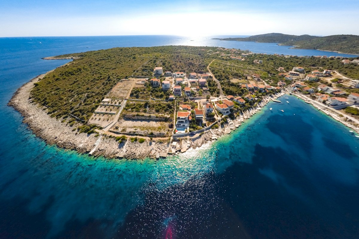 Terreno edificabile con vista sul mare aperto vicino a Rogoznica