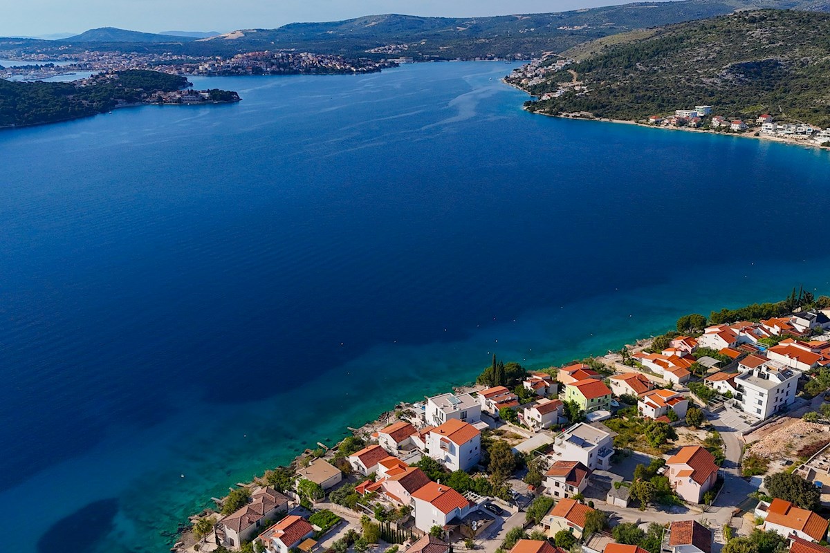 Terreno edificabile con permesso, 410 m2, vicino a Rogoznica