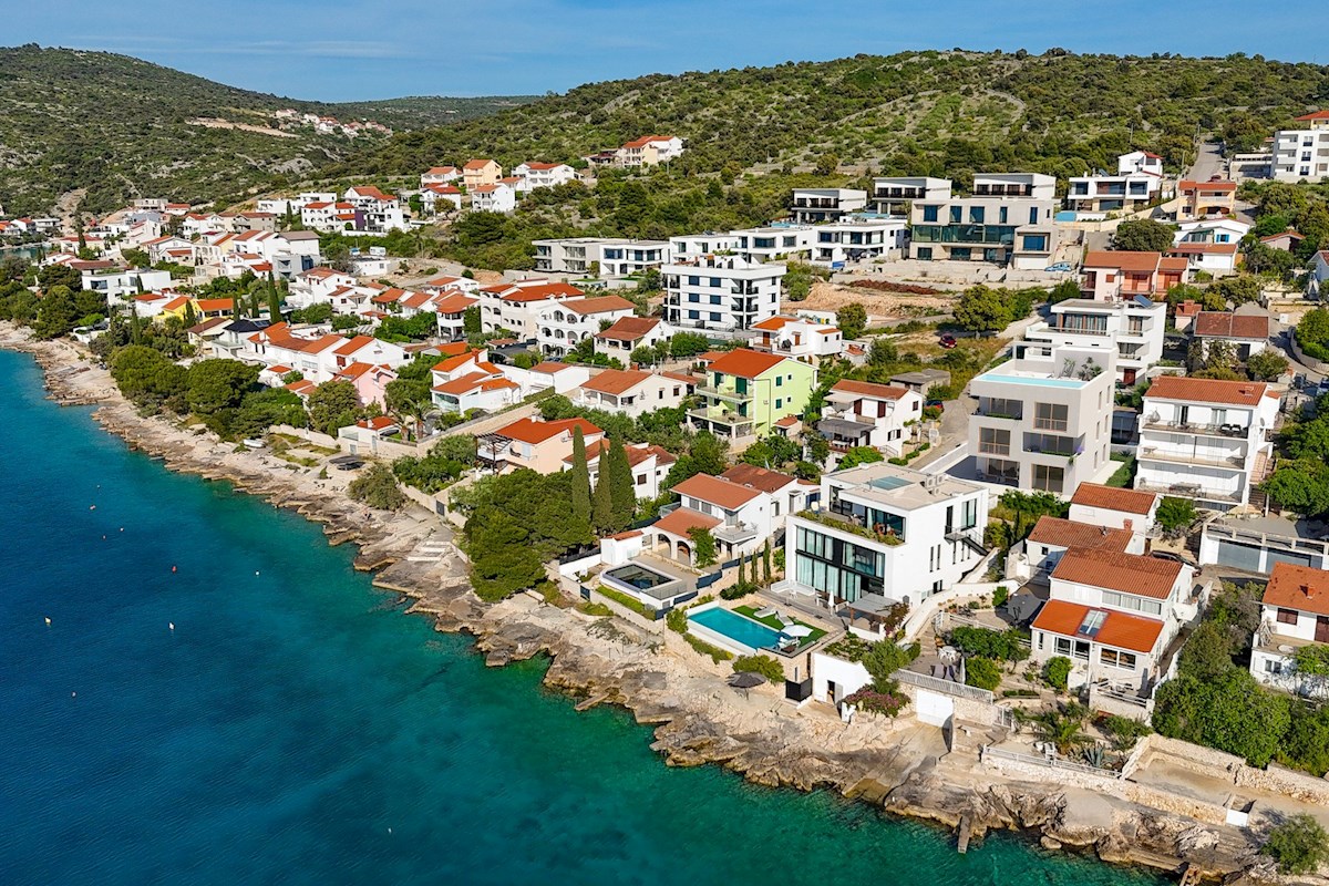 Terreno edificabile con permesso, 410 m2, vicino a Rogoznica