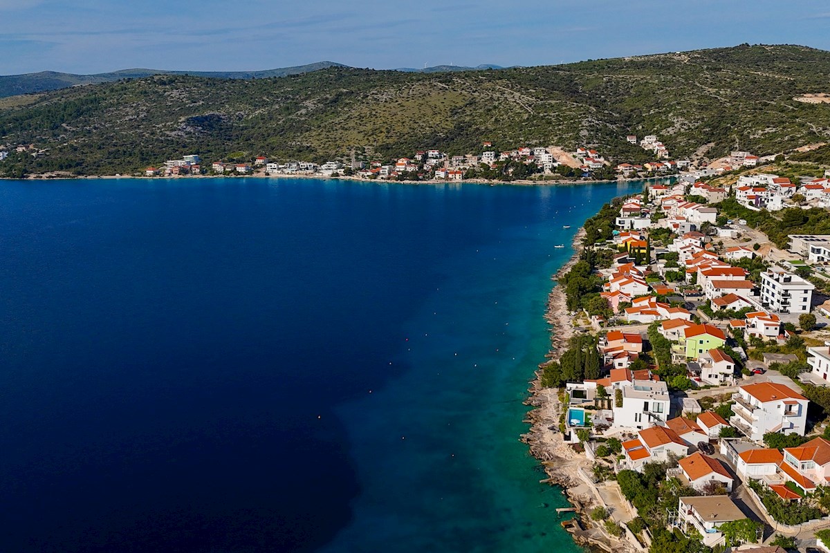 Terreno edificabile con permesso, 410 m2, vicino a Rogoznica