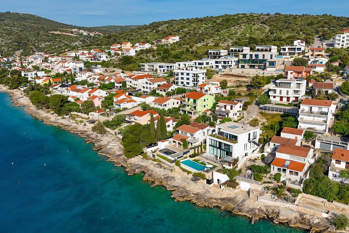 Terreno edificabile con permesso, 410 m2, vicino a Rogoznica