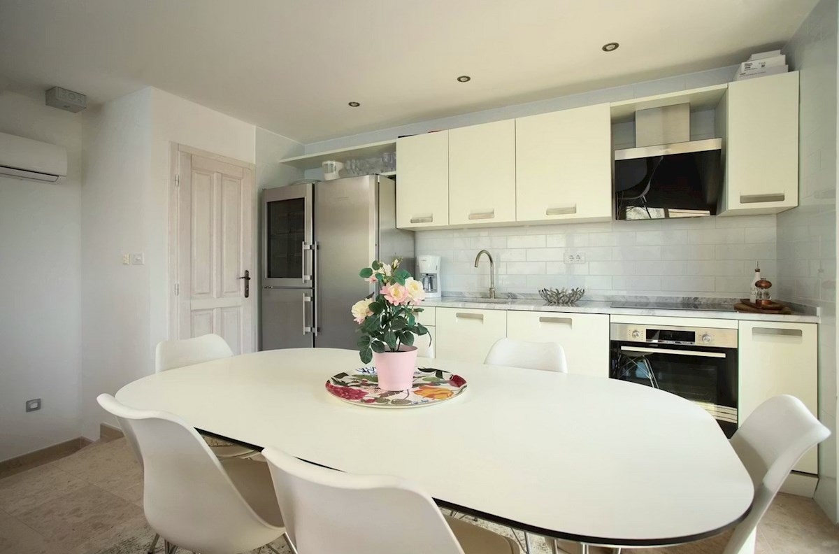 Appartamento con terrazza sul tetto, Vinišće, 100 m2