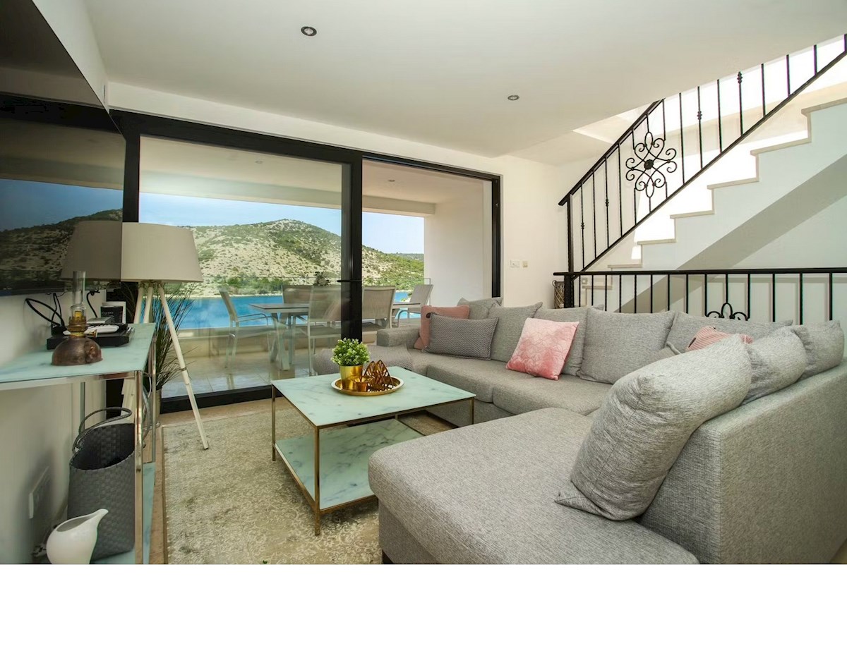 Appartamento con terrazza sul tetto, Vinišće, 100 m2