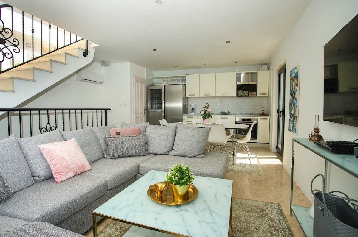 Appartamento con terrazza sul tetto, Vinišće, 100 m2