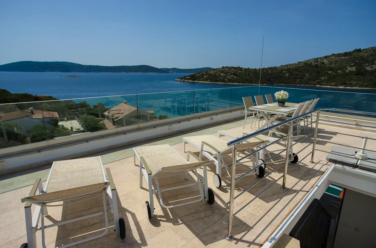 Appartamento con terrazza sul tetto, Vinišće, 100 m2