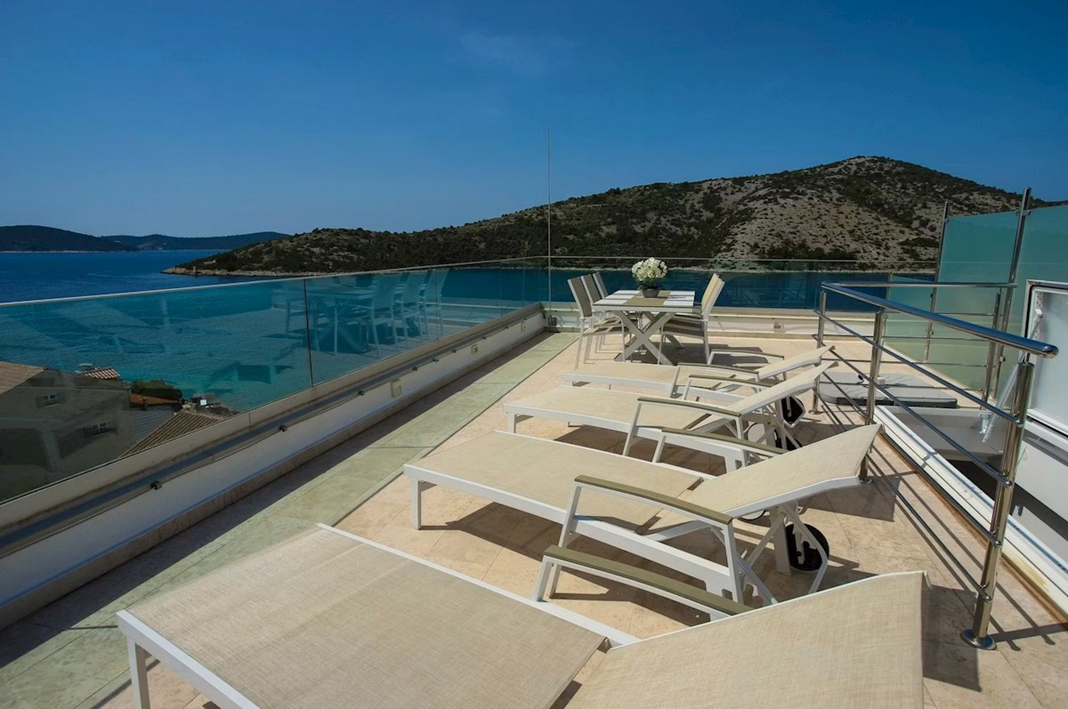 Appartamento con terrazza sul tetto, Vinišće, 100 m2