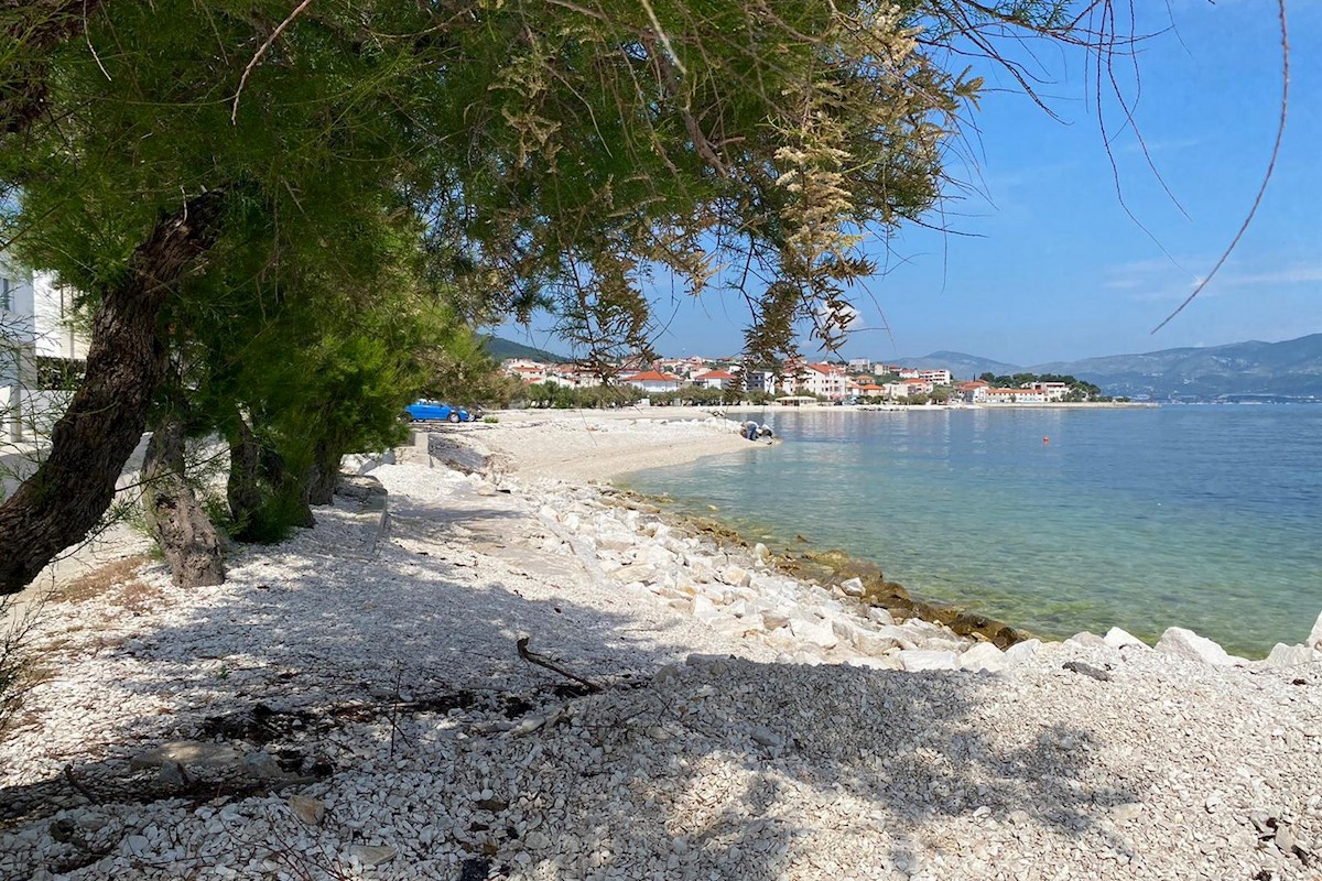 Ampio terreno edificabile in prima fila al mare vicino a Trogir