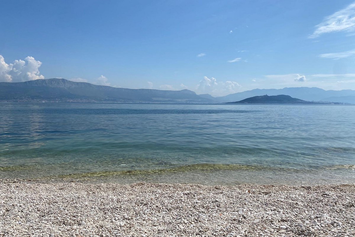 Ampio terreno edificabile in prima fila al mare vicino a Trogir