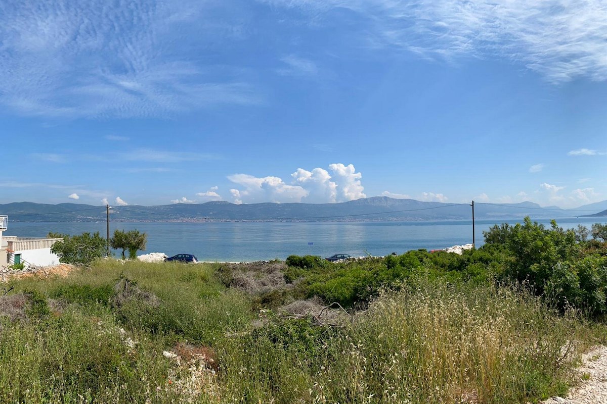 Ampio terreno edificabile in prima fila al mare vicino a Trogir