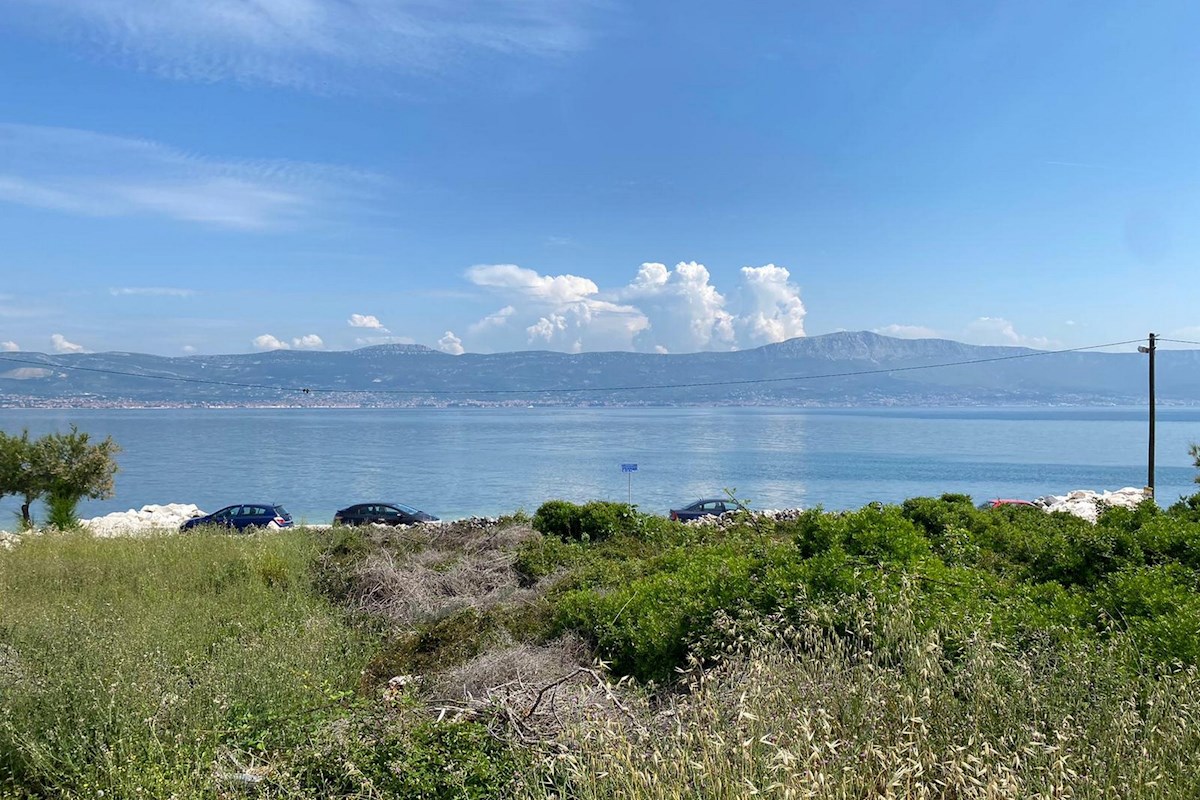 Ampio terreno edificabile in prima fila al mare vicino a Trogir