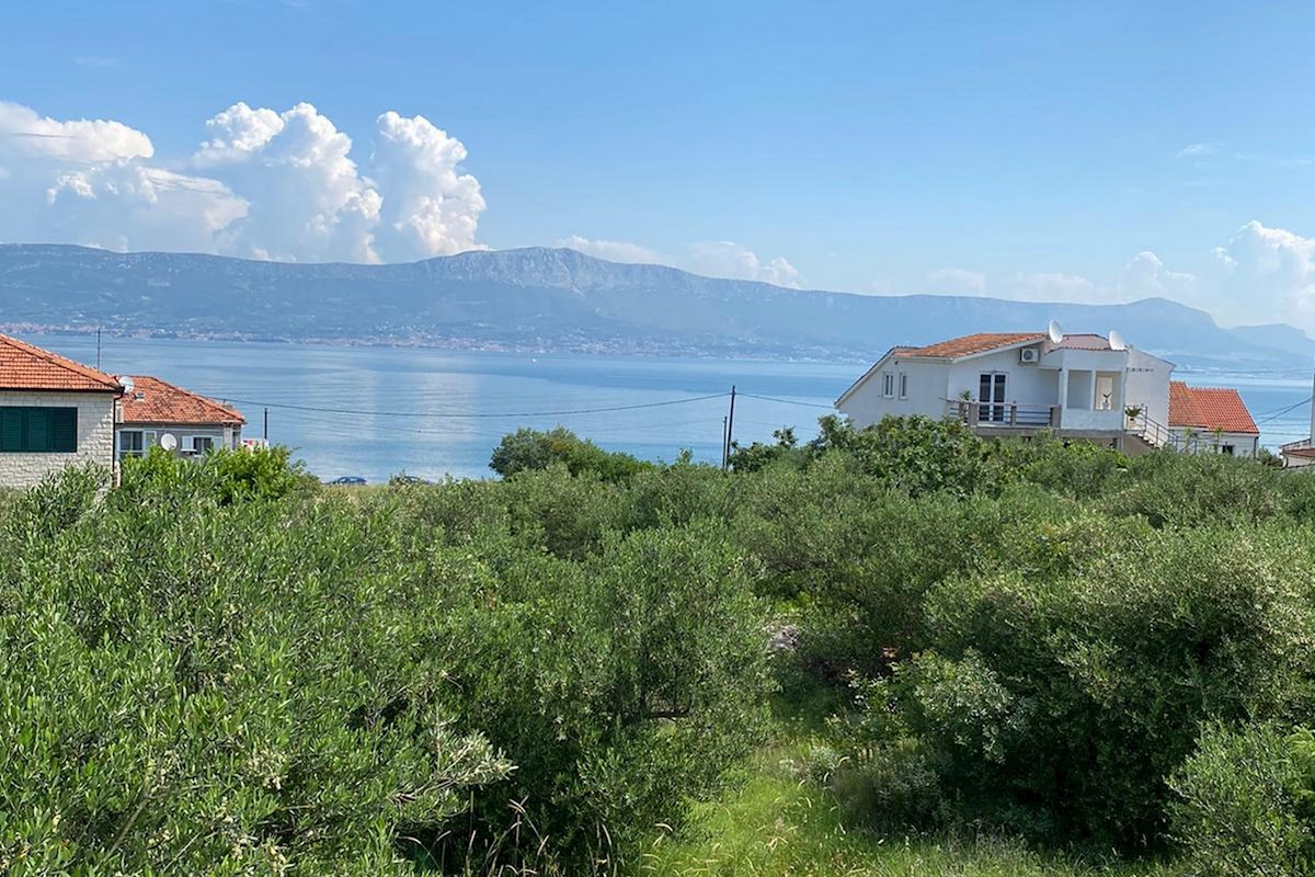 Ampio terreno edificabile in prima fila al mare vicino a Trogir