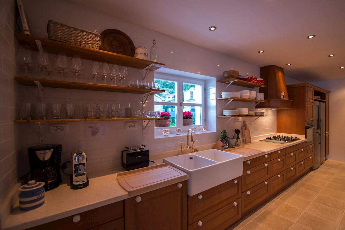 Esclusiva villa in pietra fronte mare, Vinisce