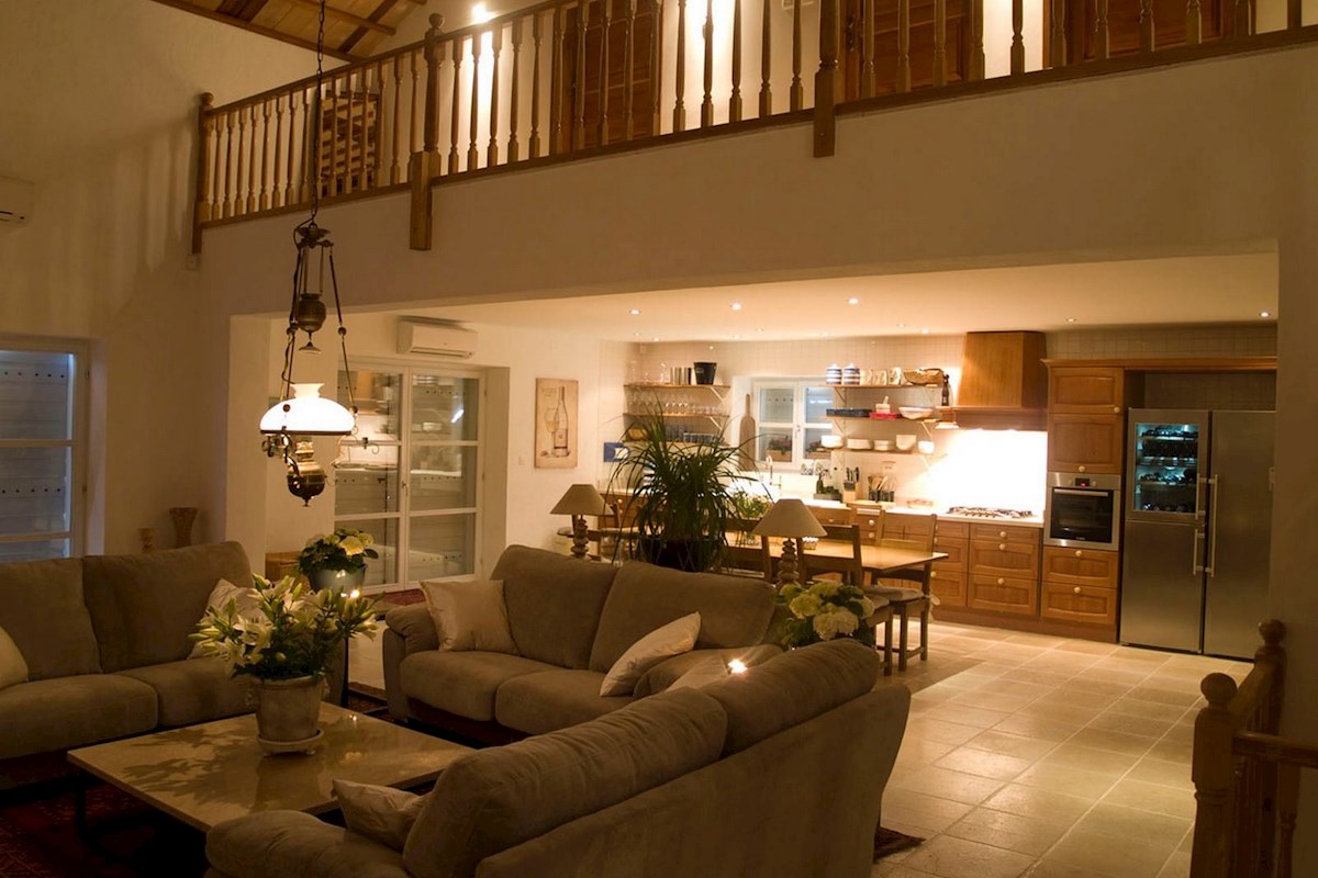 Esclusiva villa in pietra fronte mare, Vinisce