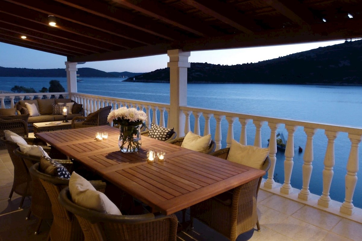 Esclusiva villa in pietra fronte mare, Vinisce