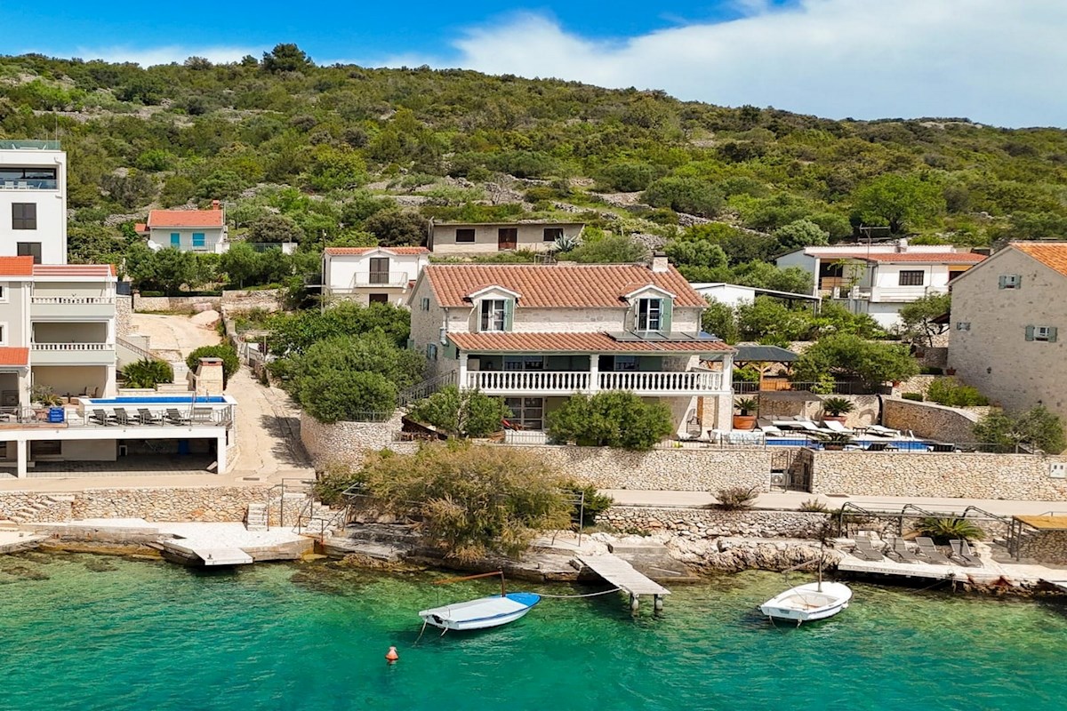 Esclusiva villa in pietra fronte mare, Vinisce