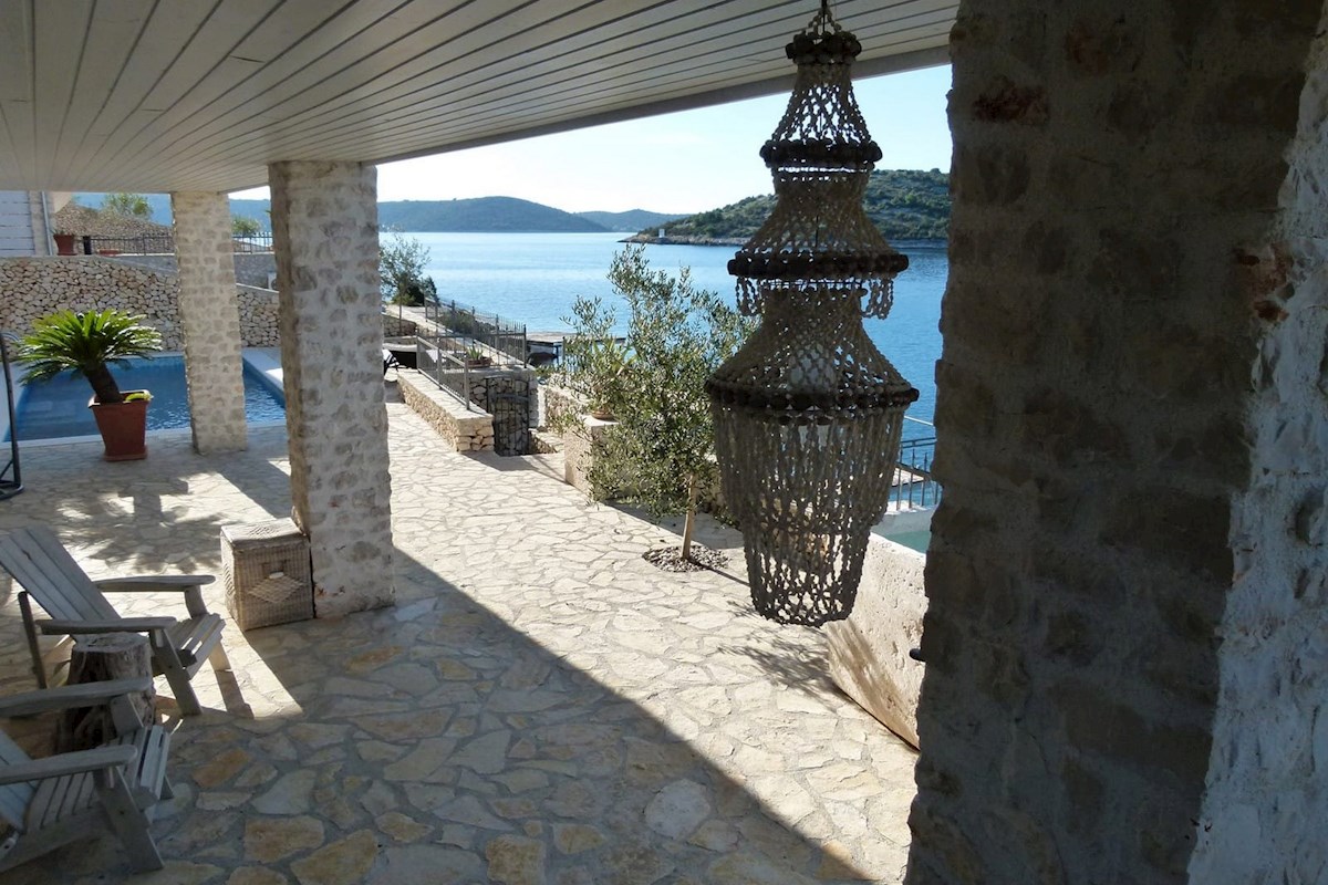 Esclusiva villa in pietra fronte mare, Vinisce