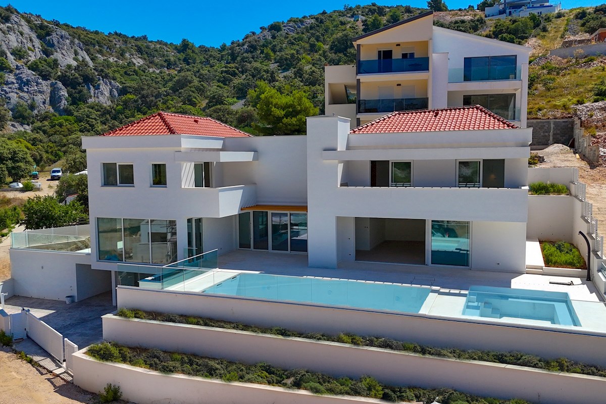 Moderna villa fronte mare di recente costruzione