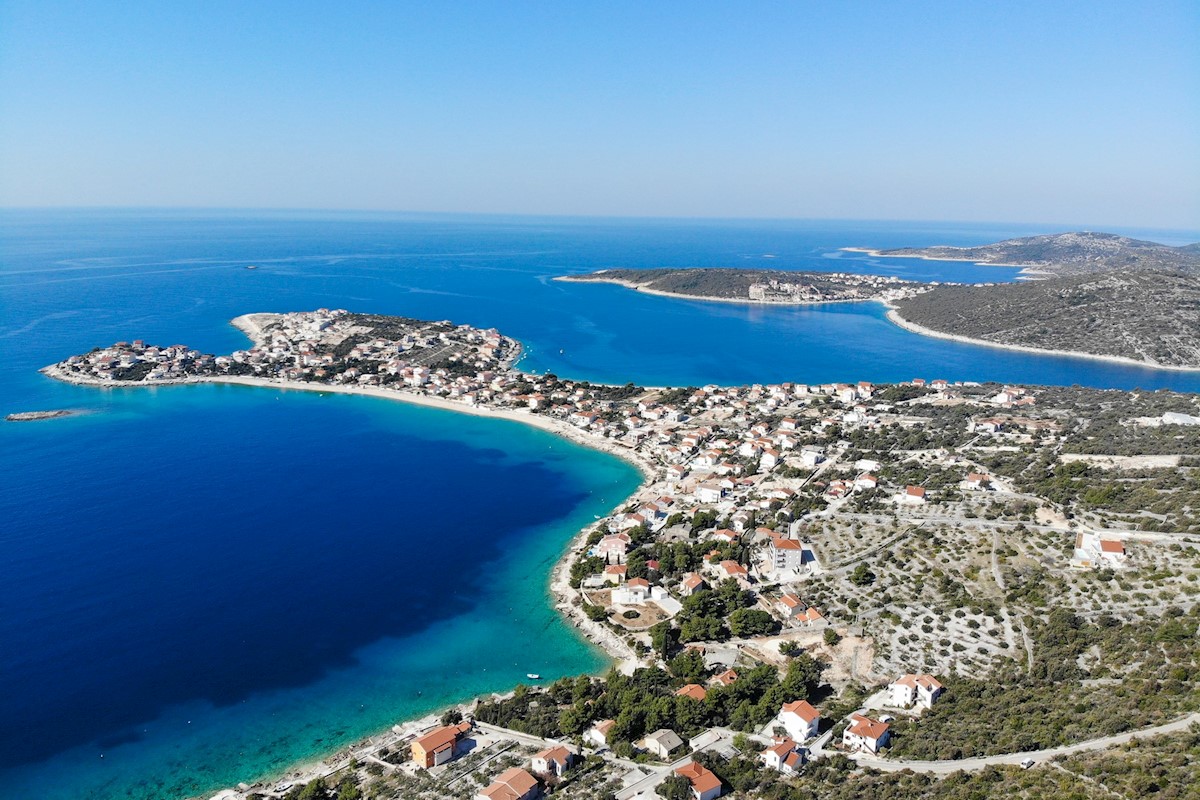 Moderna villa fronte mare di recente costruzione