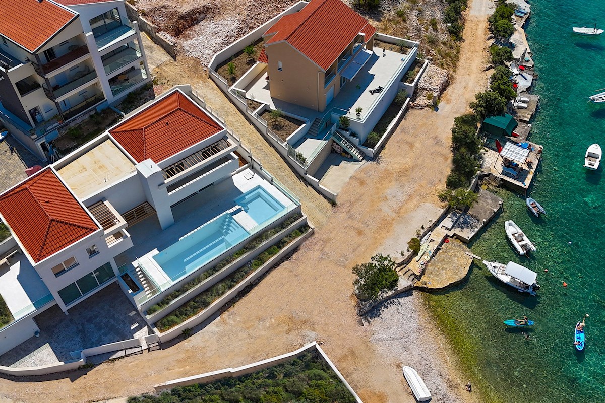 Moderna villa fronte mare di recente costruzione