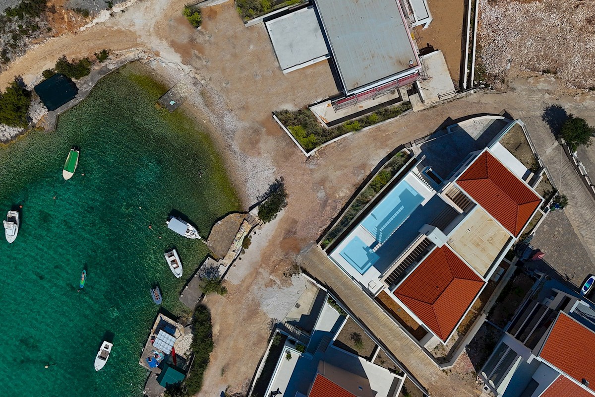 Moderna villa fronte mare di recente costruzione
