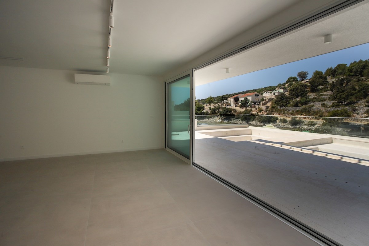 Moderna villa fronte mare di recente costruzione