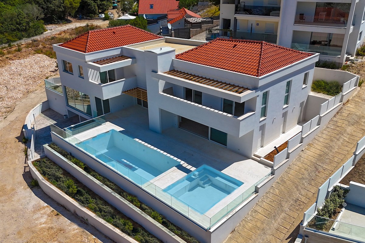 Moderna villa fronte mare di recente costruzione