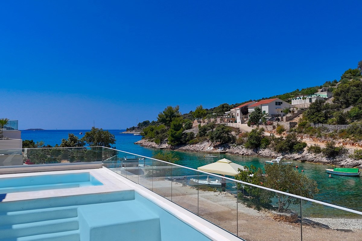 Moderna villa fronte mare di recente costruzione