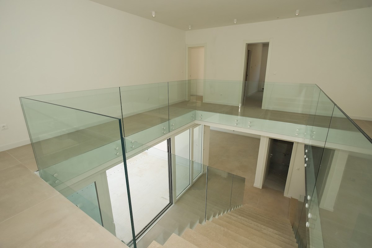 Moderna villa fronte mare di recente costruzione