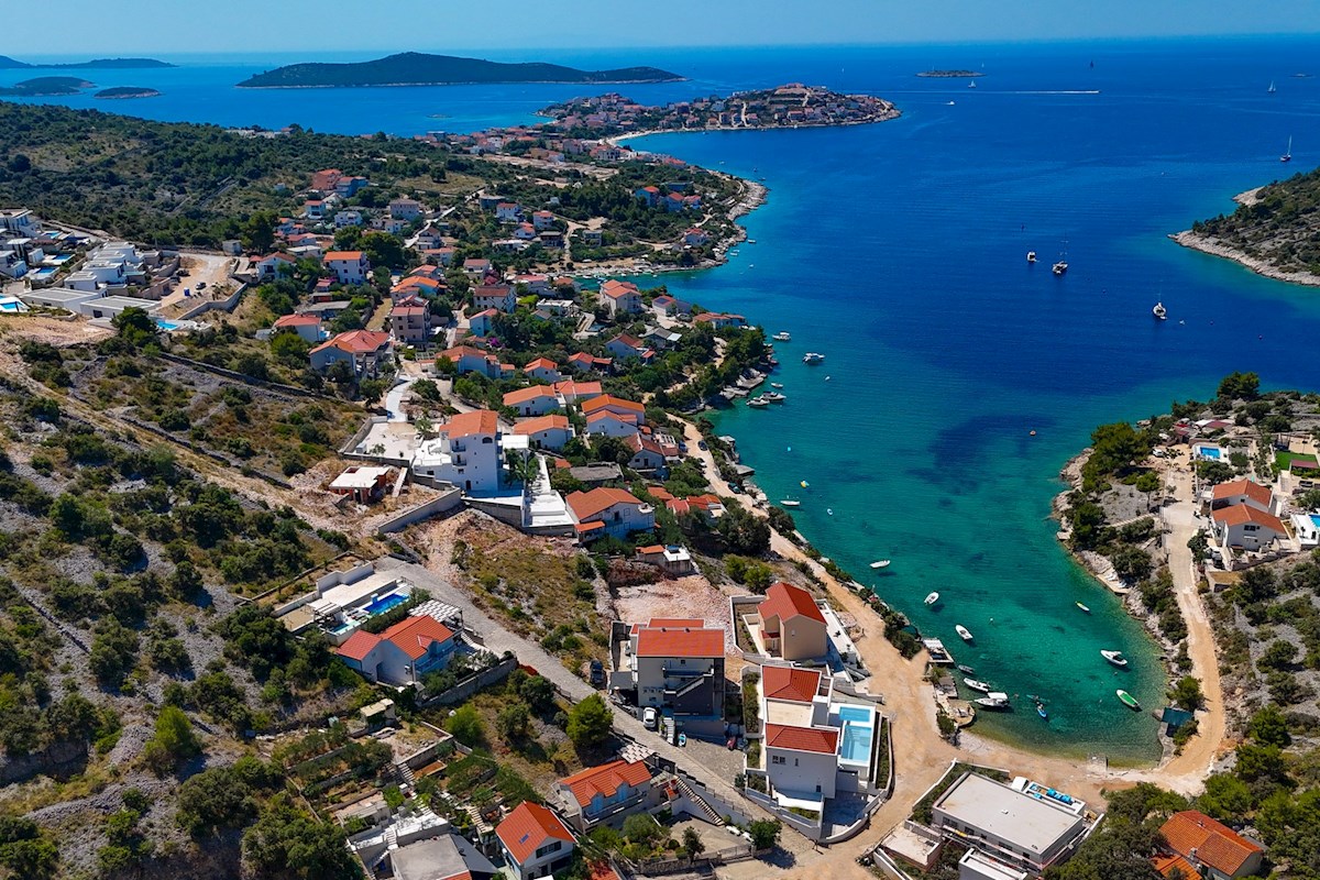 Moderna villa fronte mare di recente costruzione