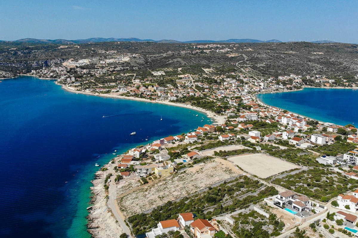 Moderna villa fronte mare di recente costruzione