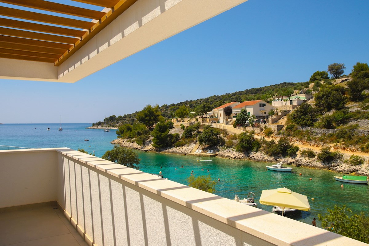 Moderna villa fronte mare di recente costruzione