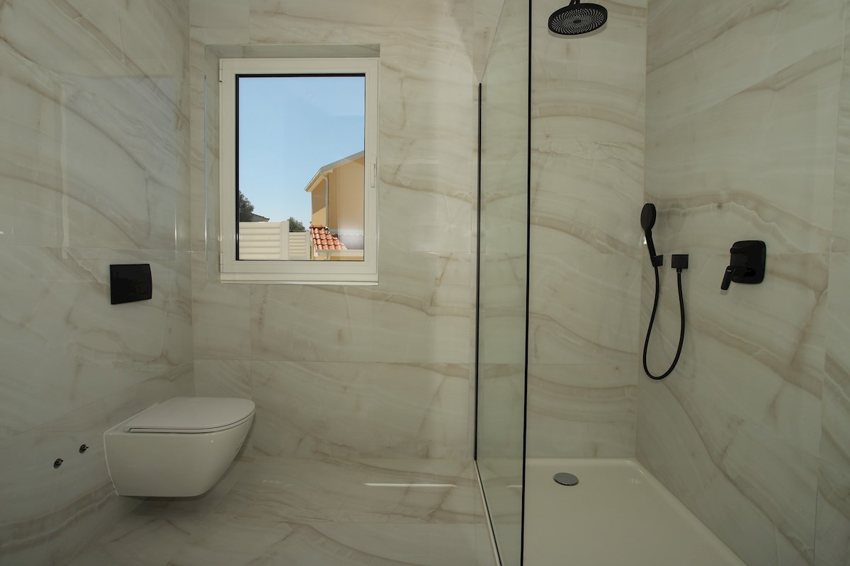 Moderna villa fronte mare di recente costruzione