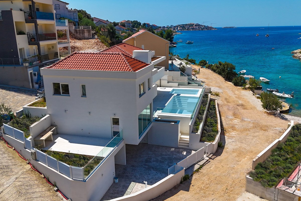 Moderna villa fronte mare di recente costruzione