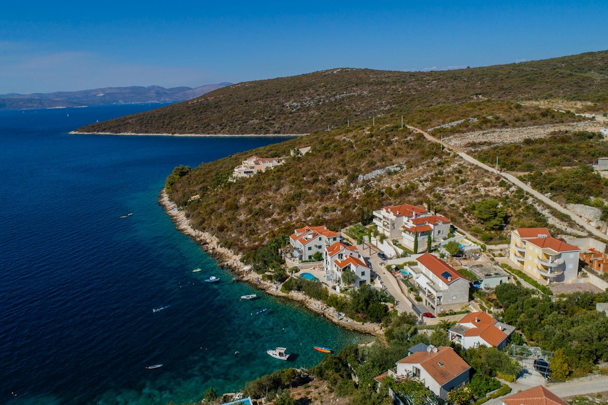 Terreno attraente con permesso di costruzione e vista aperta sul mare