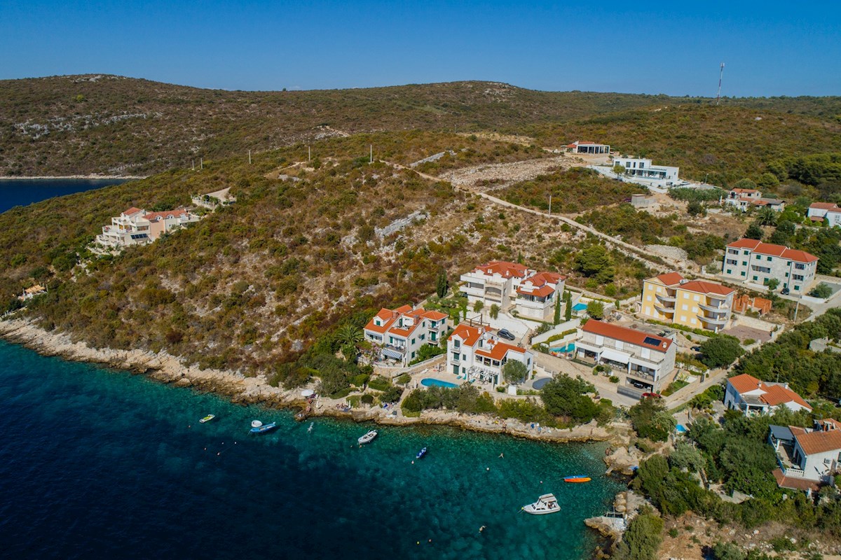 Terreno attraente con permesso di costruzione e vista aperta sul mare