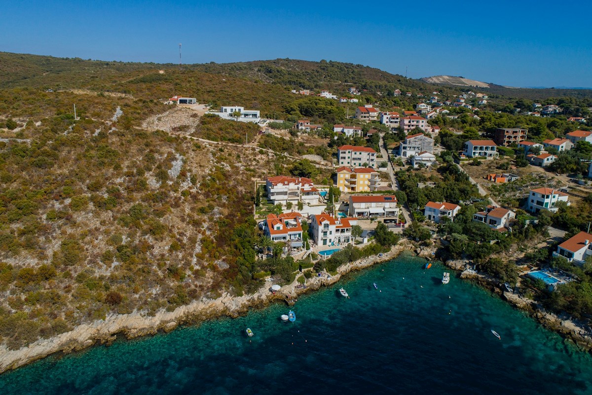 Terreno attraente con permesso di costruzione e vista aperta sul mare