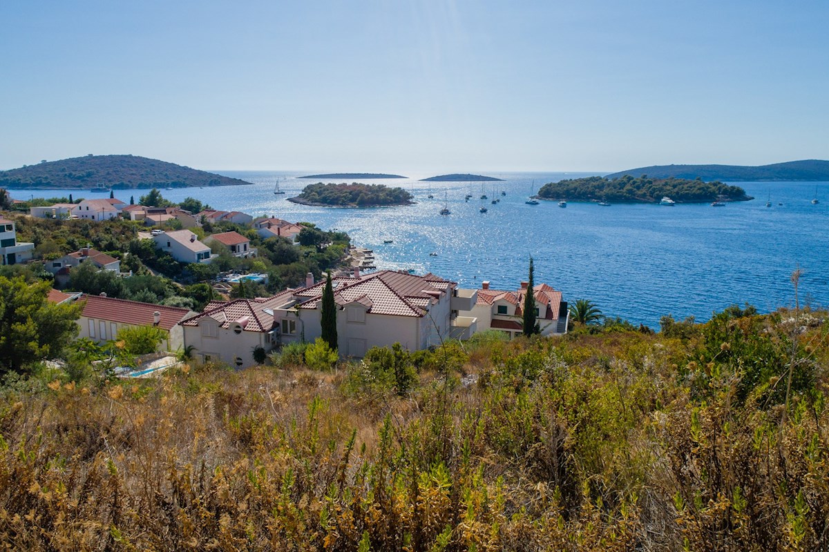 Terreno attraente con permesso di costruzione e vista aperta sul mare