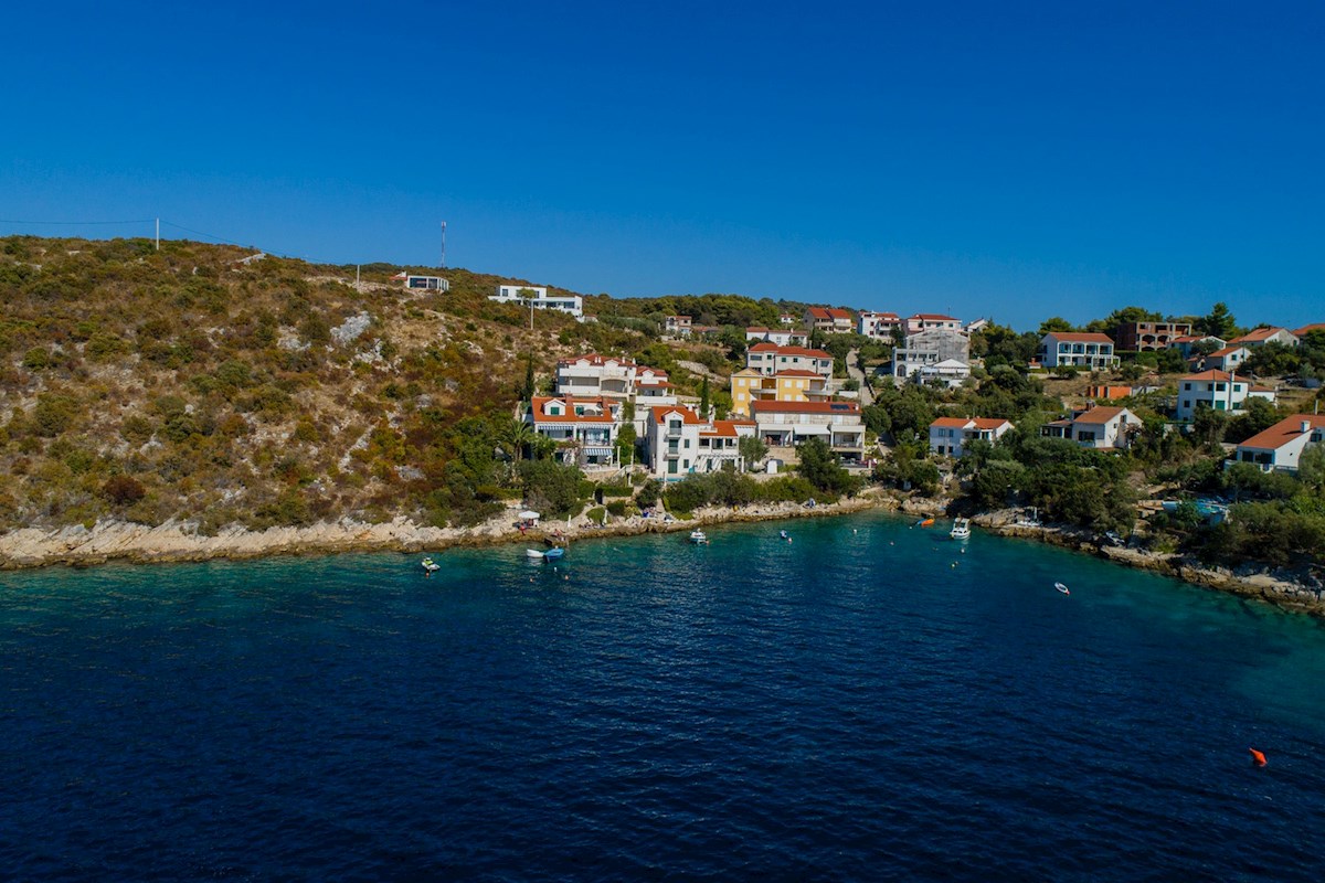 Terreno attraente con permesso di costruzione e vista aperta sul mare