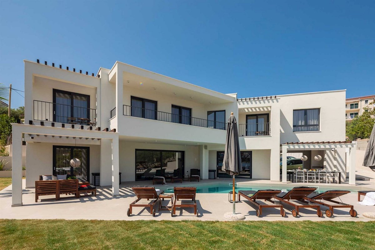 Villa di lusso sul lungomare con piscina e campo da tennis