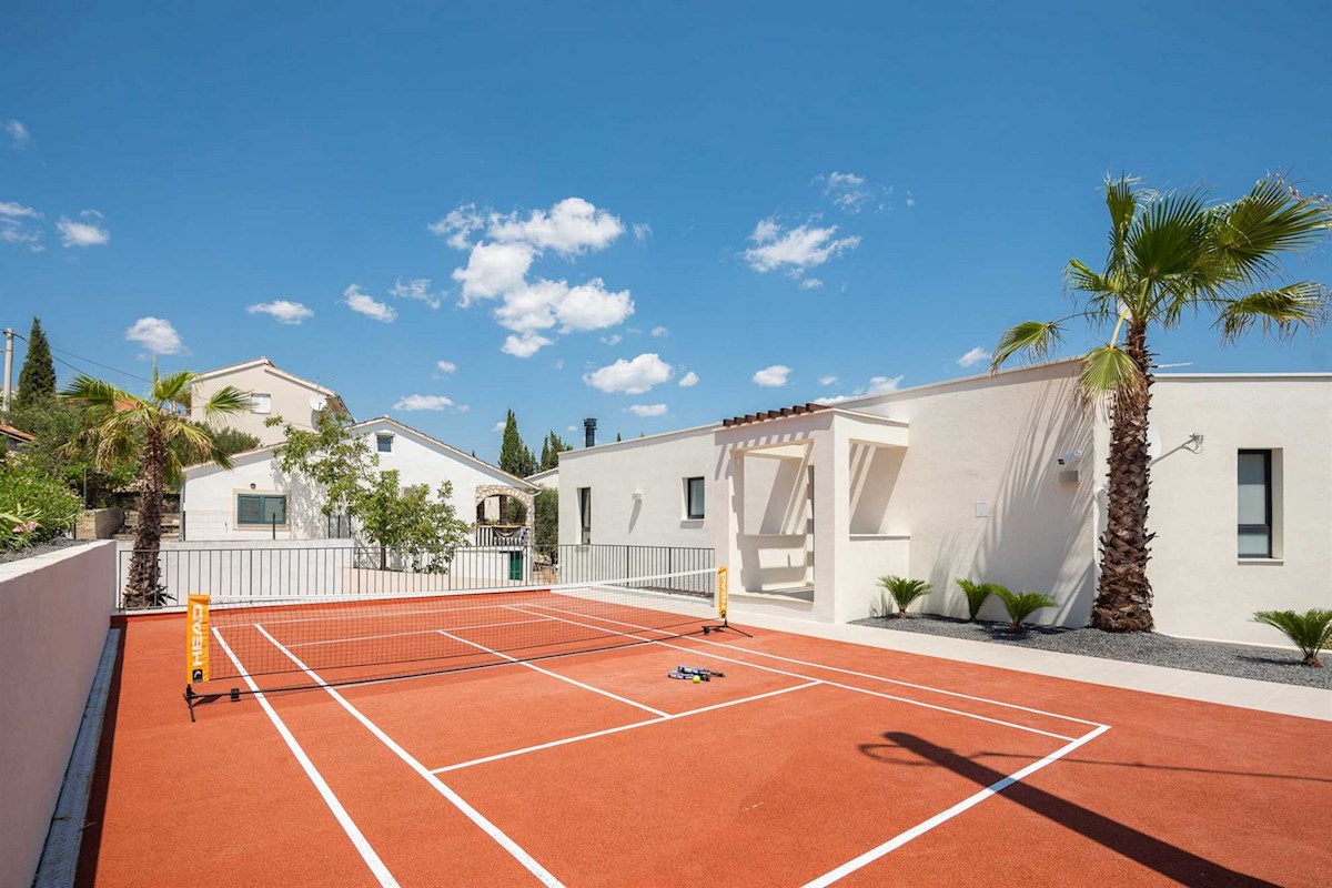 Villa di lusso sul lungomare con piscina e campo da tennis