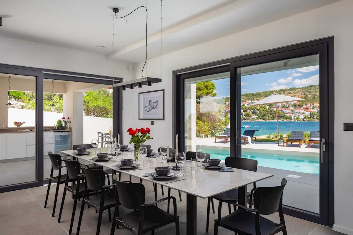 Villa di lusso sul lungomare con piscina e campo da tennis