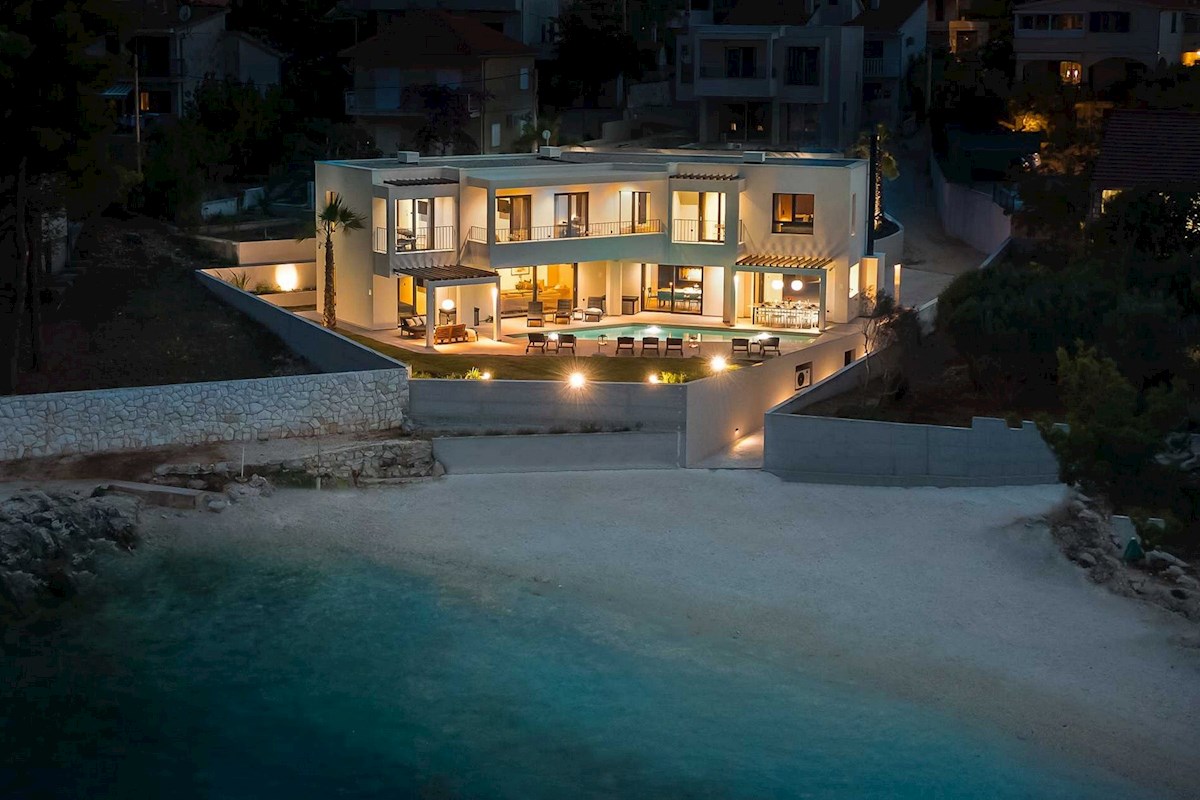 Villa di lusso sul lungomare con piscina e campo da tennis