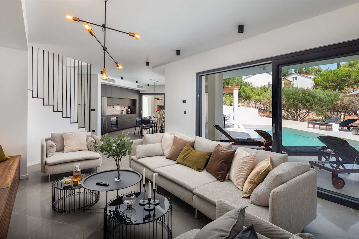 Villa di lusso sul lungomare con piscina e campo da tennis