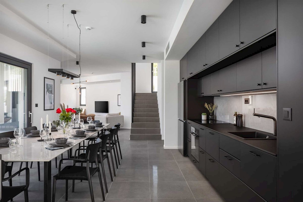 Villa di lusso sul lungomare con piscina e campo da tennis