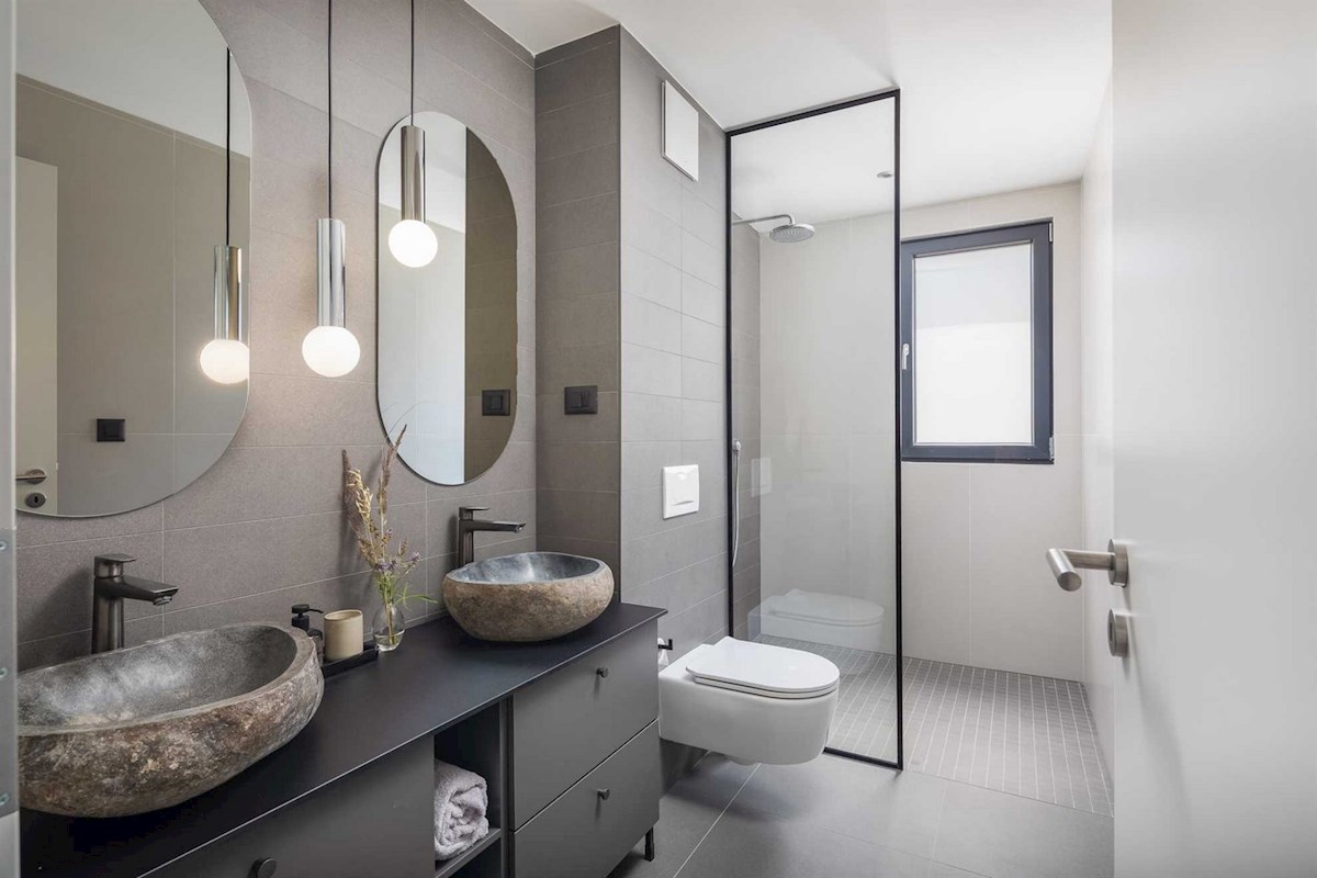 Villa di lusso sul lungomare con piscina e campo da tennis