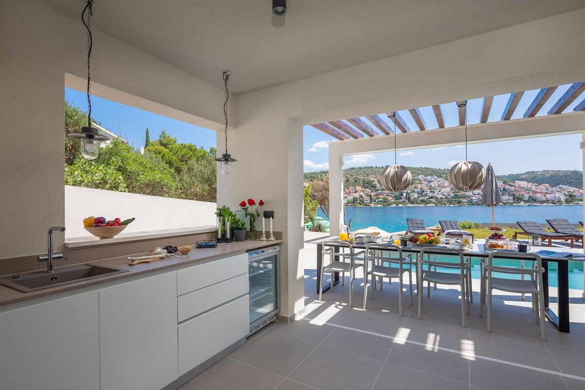 Villa di lusso sul lungomare con piscina e campo da tennis