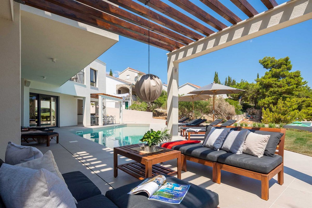 Villa di lusso sul lungomare con piscina e campo da tennis